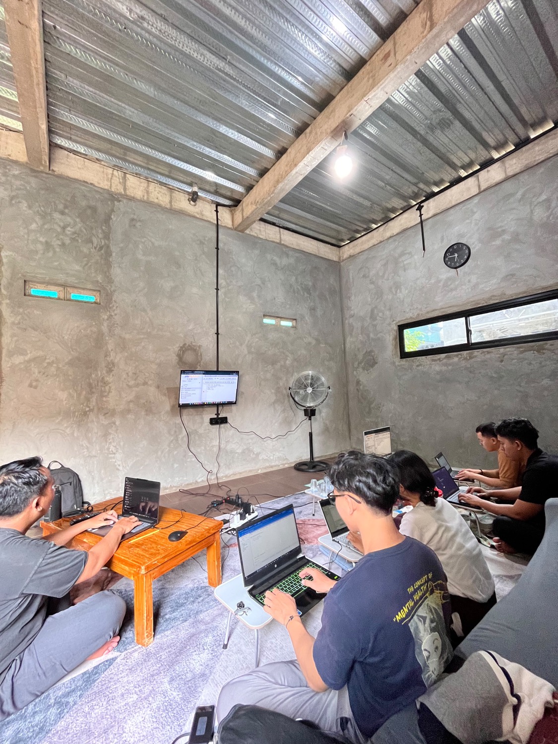 Mengerjakan latihan bersama